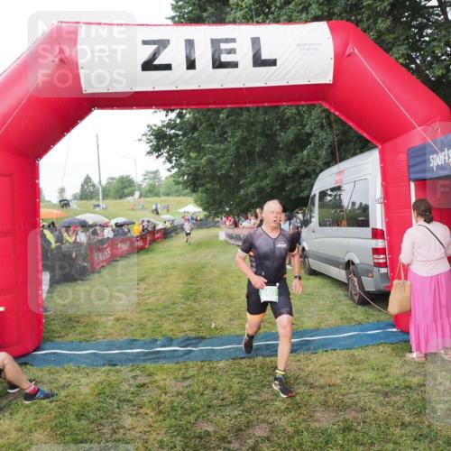 21.06.2025 - 27. Vierlanden-Triathlon MichiJ http://msf.ph/oto/8042653 15.06.2026 13:36:34 Ziel 860 meine-sportfotos.de