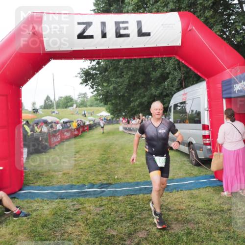 21.06.2025 - 27. Vierlanden-Triathlon MichiJ http://msf.ph/oto/8042657 15.06.2026 13:36:34 Ziel 860 meine-sportfotos.de