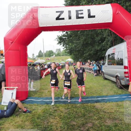 21.06.2025 - 27. Vierlanden-Triathlon MichiJ http://msf.ph/oto/8042687 15.06.2026 13:36:56 Ziel 921, 1090, 1091, 1092 meine-sportfotos.de