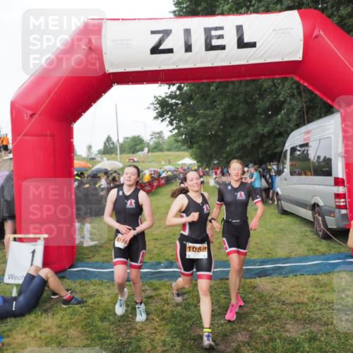 21.06.2025 - 27. Vierlanden-Triathlon MichiJ http://msf.ph/oto/8042695 15.06.2026 13:36:57 Ziel 921, 1090, 1091, 1092 meine-sportfotos.de