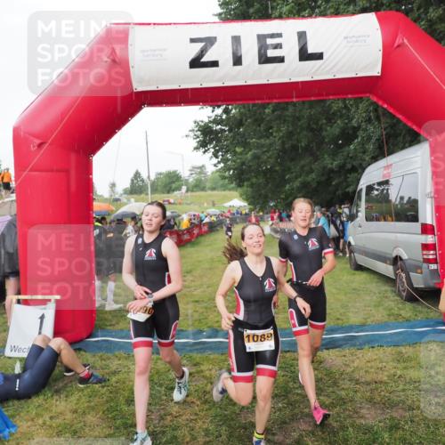 21.06.2025 - 27. Vierlanden-Triathlon MichiJ http://msf.ph/oto/8042697 15.06.2026 13:36:57 Ziel 921, 1090, 1091, 1092 meine-sportfotos.de