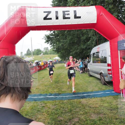 21.06.2025 - 27. Vierlanden-Triathlon MichiJ http://msf.ph/oto/8042720 15.06.2026 13:37:00 Ziel 212, 921, 1090, 1091, 1092 meine-sportfotos.de