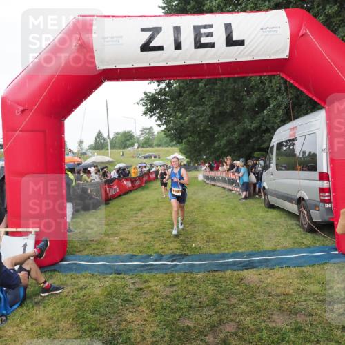 21.06.2025 - 27. Vierlanden-Triathlon MichiJ http://msf.ph/oto/8042732 15.06.2026 13:37:11 Ziel 927, 1093 meine-sportfotos.de