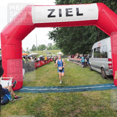21.06.2025 - 27. Vierlanden-Triathlon MichiJ http://msf.ph/oto/8042736 15.06.2026 13:37:12 Ziel 927, 1093 meine-sportfotos.de