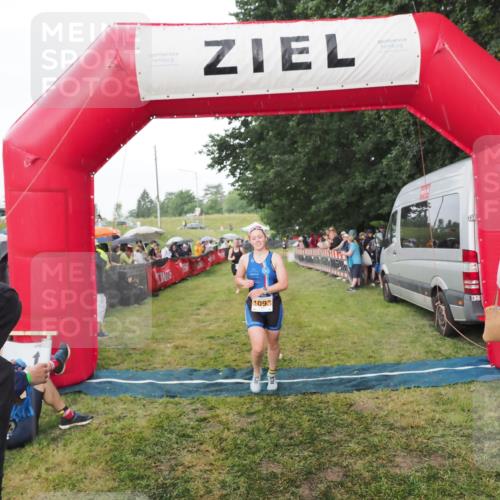 21.06.2025 - 27. Vierlanden-Triathlon MichiJ http://msf.ph/oto/8042745 15.06.2026 13:37:12 Ziel 927, 1093 meine-sportfotos.de