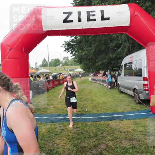 21.06.2025 - 27. Vierlanden-Triathlon MichiJ http://msf.ph/oto/8042749 15.06.2026 13:37:15 Ziel 927, 1093 meine-sportfotos.de