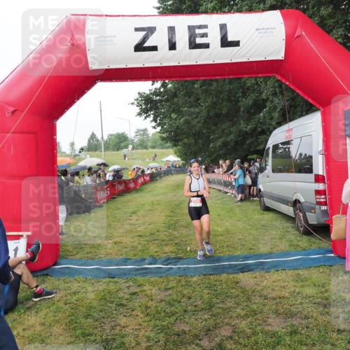 21.06.2025 - 27. Vierlanden-Triathlon MichiJ http://msf.ph/oto/8042759 15.06.2026 13:37:24 Ziel 206 meine-sportfotos.de