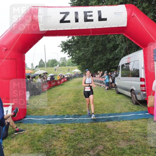 21.06.2025 - 27. Vierlanden-Triathlon MichiJ http://msf.ph/oto/8042762 15.06.2026 13:37:24 Ziel 206 meine-sportfotos.de