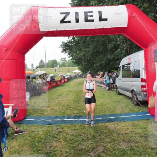 21.06.2025 - 27. Vierlanden-Triathlon MichiJ http://msf.ph/oto/8042766 15.06.2026 13:37:24 Ziel 206 meine-sportfotos.de