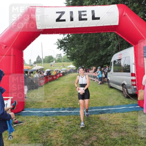 21.06.2025 - 27. Vierlanden-Triathlon MichiJ http://msf.ph/oto/8042770 15.06.2026 13:37:24 Ziel 206 meine-sportfotos.de