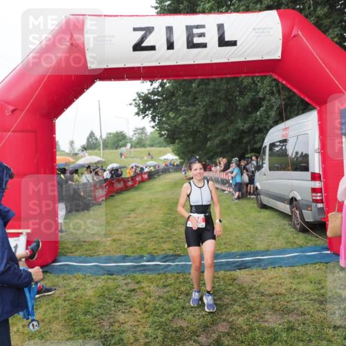 21.06.2025 - 27. Vierlanden-Triathlon MichiJ http://msf.ph/oto/8042774 15.06.2026 13:37:25 Ziel 206 meine-sportfotos.de