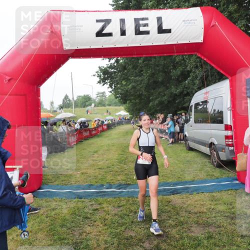 21.06.2025 - 27. Vierlanden-Triathlon MichiJ http://msf.ph/oto/8042776 15.06.2026 13:37:25 Ziel 206 meine-sportfotos.de