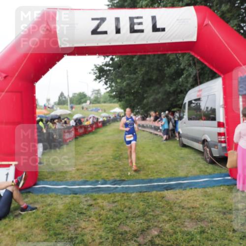 21.06.2025 - 27. Vierlanden-Triathlon MichiJ http://msf.ph/oto/8042781 15.06.2026 13:37:34 Ziel 1088 meine-sportfotos.de