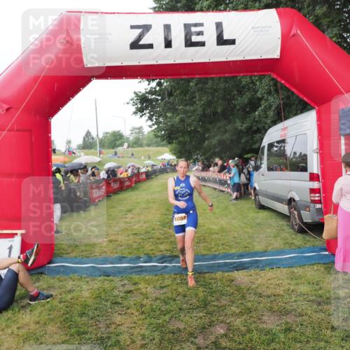 21.06.2025 - 27. Vierlanden-Triathlon MichiJ http://msf.ph/oto/8042798 15.06.2026 13:37:35 Ziel 1088 meine-sportfotos.de