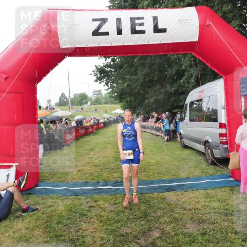 21.06.2025 - 27. Vierlanden-Triathlon MichiJ http://msf.ph/oto/8042802 15.06.2026 13:37:36 Ziel 1088 meine-sportfotos.de