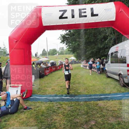21.06.2025 - 27. Vierlanden-Triathlon MichiJ http://msf.ph/oto/8042810 15.06.2026 13:37:52 Ziel 640 meine-sportfotos.de