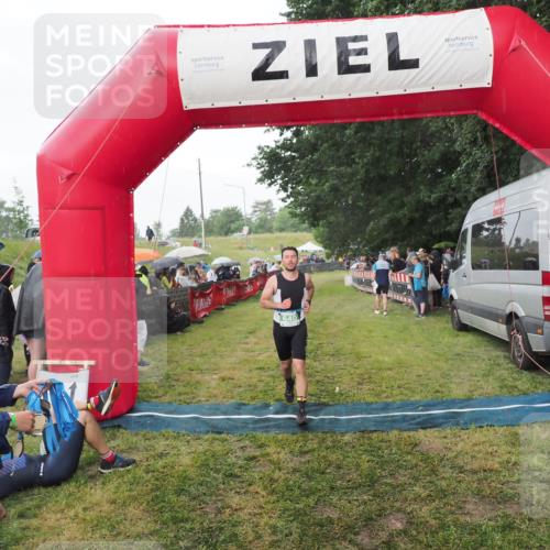 21.06.2025 - 27. Vierlanden-Triathlon MichiJ http://msf.ph/oto/8042817 15.06.2026 13:37:52 Ziel 640 meine-sportfotos.de