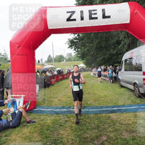 21.06.2025 - 27. Vierlanden-Triathlon MichiJ http://msf.ph/oto/8042823 15.06.2026 13:37:53 Ziel 640 meine-sportfotos.de