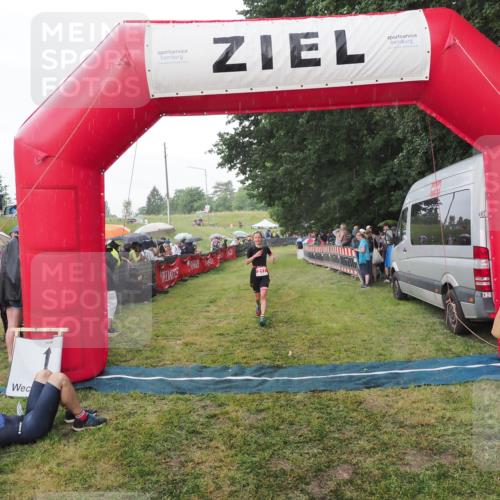 21.06.2025 - 27. Vierlanden-Triathlon MichiJ http://msf.ph/oto/8042828 15.06.2026 13:38:06 Ziel 217 meine-sportfotos.de