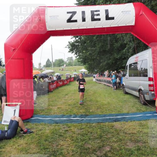 21.06.2025 - 27. Vierlanden-Triathlon MichiJ http://msf.ph/oto/8042832 15.06.2026 13:38:06 Ziel 217 meine-sportfotos.de