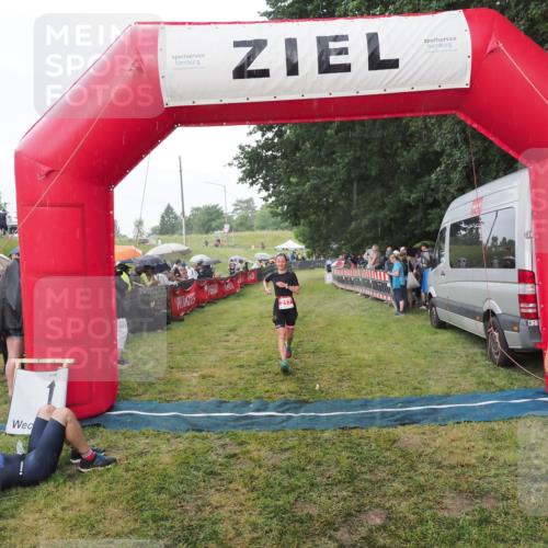 21.06.2025 - 27. Vierlanden-Triathlon MichiJ http://msf.ph/oto/8042834 15.06.2026 13:38:06 Ziel 217 meine-sportfotos.de