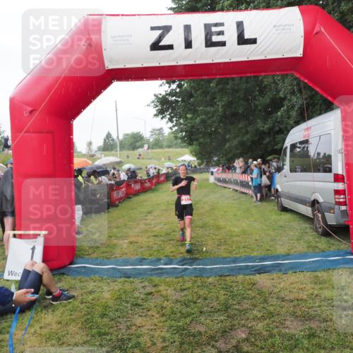 21.06.2025 - 27. Vierlanden-Triathlon MichiJ http://msf.ph/oto/8042840 15.06.2026 13:38:07 Ziel 217 meine-sportfotos.de