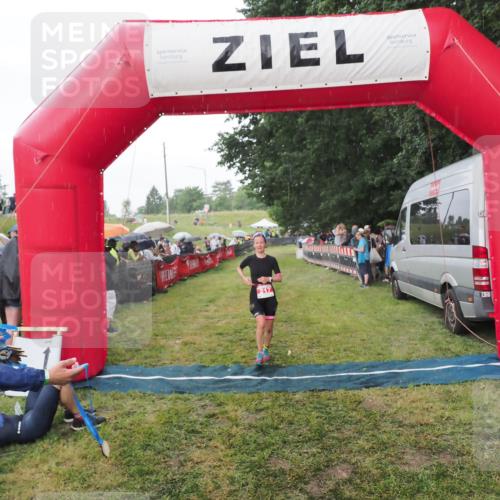 21.06.2025 - 27. Vierlanden-Triathlon MichiJ http://msf.ph/oto/8042844 15.06.2026 13:38:07 Ziel 217 meine-sportfotos.de