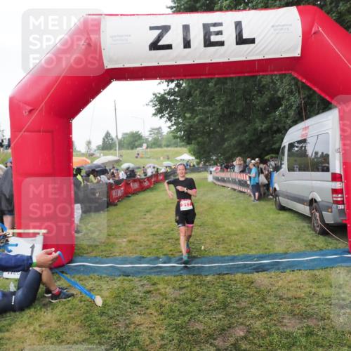 21.06.2025 - 27. Vierlanden-Triathlon MichiJ http://msf.ph/oto/8042846 15.06.2026 13:38:07 Ziel 217 meine-sportfotos.de