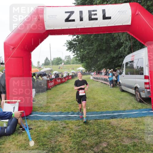 21.06.2025 - 27. Vierlanden-Triathlon MichiJ http://msf.ph/oto/8042853 15.06.2026 13:38:08 Ziel 217 meine-sportfotos.de
