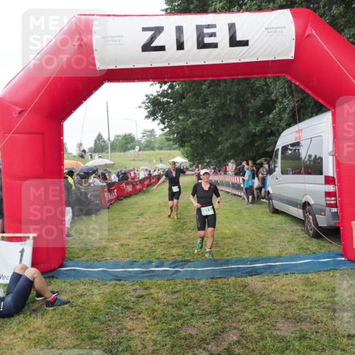 21.06.2025 - 27. Vierlanden-Triathlon MichiJ http://msf.ph/oto/8042864 15.06.2026 13:38:25 Ziel 856, 911 meine-sportfotos.de
