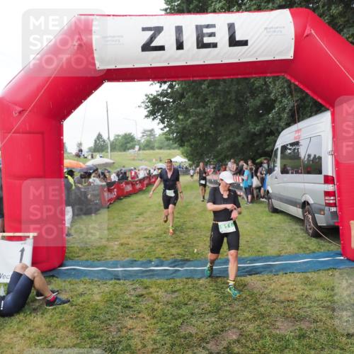 21.06.2025 - 27. Vierlanden-Triathlon MichiJ http://msf.ph/oto/8042877 15.06.2026 13:38:26 Ziel 786, 856, 911 meine-sportfotos.de