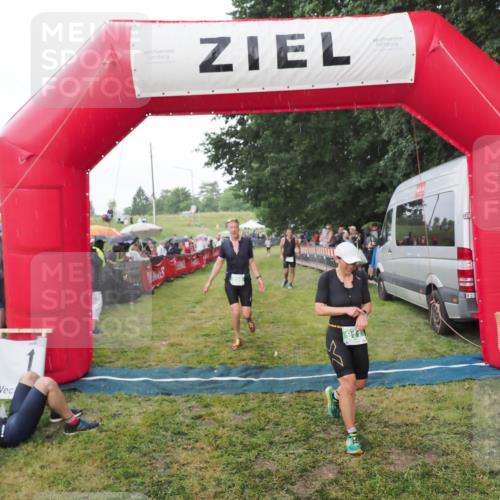 21.06.2025 - 27. Vierlanden-Triathlon MichiJ http://msf.ph/oto/8042879 15.06.2026 13:38:26 Ziel 786, 856, 911 meine-sportfotos.de