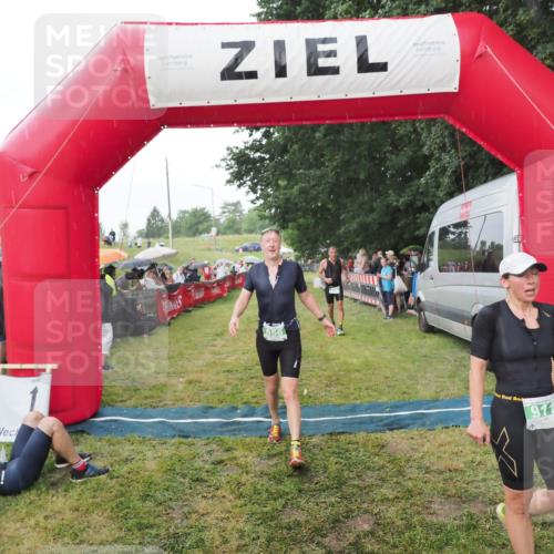 21.06.2025 - 27. Vierlanden-Triathlon MichiJ http://msf.ph/oto/8042896 15.06.2026 13:38:28 Ziel 786, 856, 911 meine-sportfotos.de