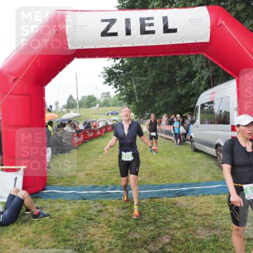 21.06.2025 - 27. Vierlanden-Triathlon MichiJ http://msf.ph/oto/8042898 15.06.2026 13:38:28 Ziel 786, 856, 911 meine-sportfotos.de
