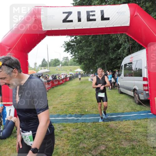 21.06.2025 - 27. Vierlanden-Triathlon MichiJ http://msf.ph/oto/8042911 15.06.2026 13:38:30 Ziel 786, 856, 911 meine-sportfotos.de