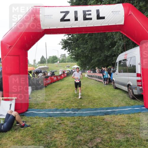 21.06.2025 - 27. Vierlanden-Triathlon MichiJ http://msf.ph/oto/8042921 15.06.2026 13:38:38 Ziel 29 meine-sportfotos.de