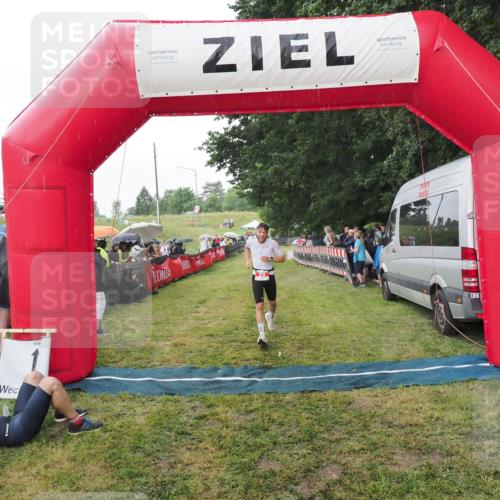 21.06.2025 - 27. Vierlanden-Triathlon MichiJ http://msf.ph/oto/8042926 15.06.2026 13:38:38 Ziel 29 meine-sportfotos.de