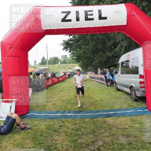 21.06.2025 - 27. Vierlanden-Triathlon MichiJ http://msf.ph/oto/8042928 15.06.2026 13:38:38 Ziel 29 meine-sportfotos.de