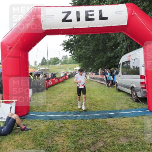 21.06.2025 - 27. Vierlanden-Triathlon MichiJ http://msf.ph/oto/8042932 15.06.2026 13:38:39 Ziel 29 meine-sportfotos.de
