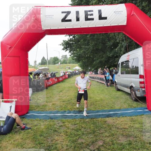 21.06.2025 - 27. Vierlanden-Triathlon MichiJ http://msf.ph/oto/8042936 15.06.2026 13:38:39 Ziel 29 meine-sportfotos.de