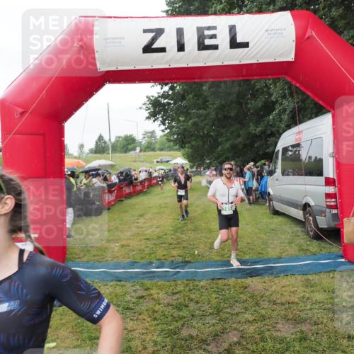 21.06.2025 - 27. Vierlanden-Triathlon MichiJ http://msf.ph/oto/8042972 15.06.2026 13:39:10 Ziel 745, 789, 920 meine-sportfotos.de