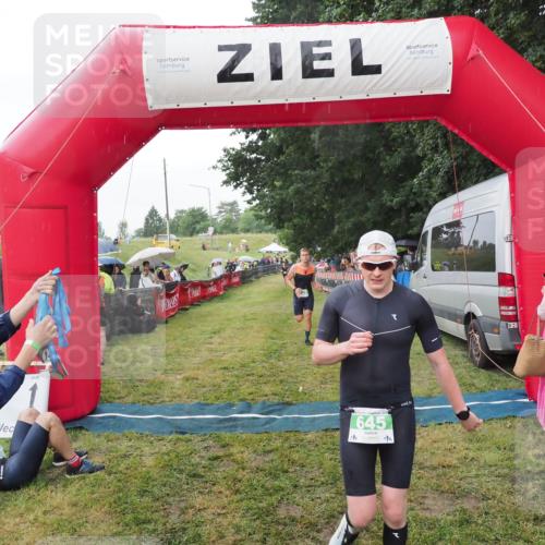 21.06.2025 - 27. Vierlanden-Triathlon MichiJ http://msf.ph/oto/8043045 15.06.2026 13:39:25 Ziel 645, 739 meine-sportfotos.de