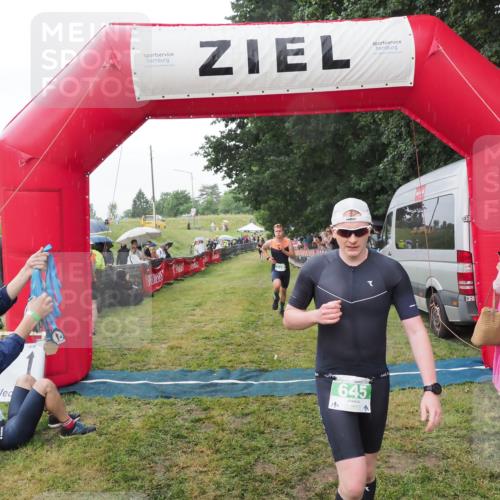 21.06.2025 - 27. Vierlanden-Triathlon MichiJ http://msf.ph/oto/8043047 15.06.2026 13:39:25 Ziel 645, 739 meine-sportfotos.de
