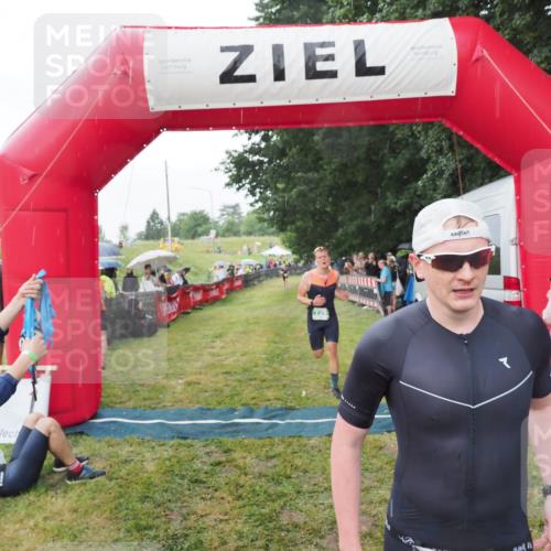 21.06.2025 - 27. Vierlanden-Triathlon MichiJ http://msf.ph/oto/8043049 15.06.2026 13:39:26 Ziel 645, 739 meine-sportfotos.de