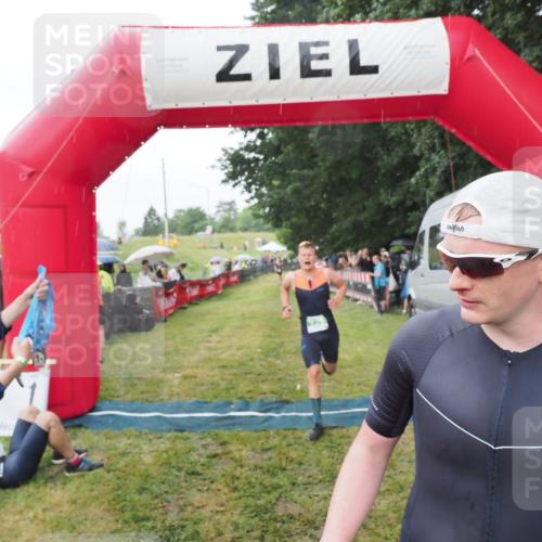 21.06.2025 - 27. Vierlanden-Triathlon MichiJ http://msf.ph/oto/8043055 15.06.2026 13:39:26 Ziel 645, 739 meine-sportfotos.de