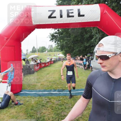 21.06.2025 - 27. Vierlanden-Triathlon MichiJ http://msf.ph/oto/8043057 15.06.2026 13:39:26 Ziel 645, 739 meine-sportfotos.de