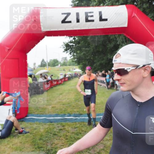 21.06.2025 - 27. Vierlanden-Triathlon MichiJ http://msf.ph/oto/8043059 15.06.2026 13:39:26 Ziel 645, 739 meine-sportfotos.de