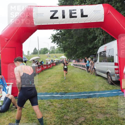 21.06.2025 - 27. Vierlanden-Triathlon MichiJ http://msf.ph/oto/8043064 15.06.2026 13:39:33 Ziel 739, 909 meine-sportfotos.de