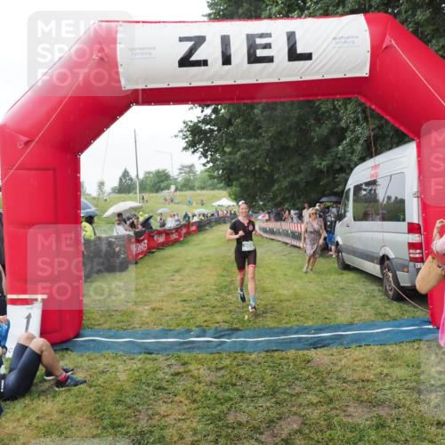 21.06.2025 - 27. Vierlanden-Triathlon MichiJ http://msf.ph/oto/8043081 15.06.2026 13:39:34 Ziel 909 meine-sportfotos.de