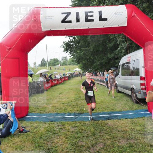 21.06.2025 - 27. Vierlanden-Triathlon MichiJ http://msf.ph/oto/8043092 15.06.2026 13:39:35 Ziel 909 meine-sportfotos.de